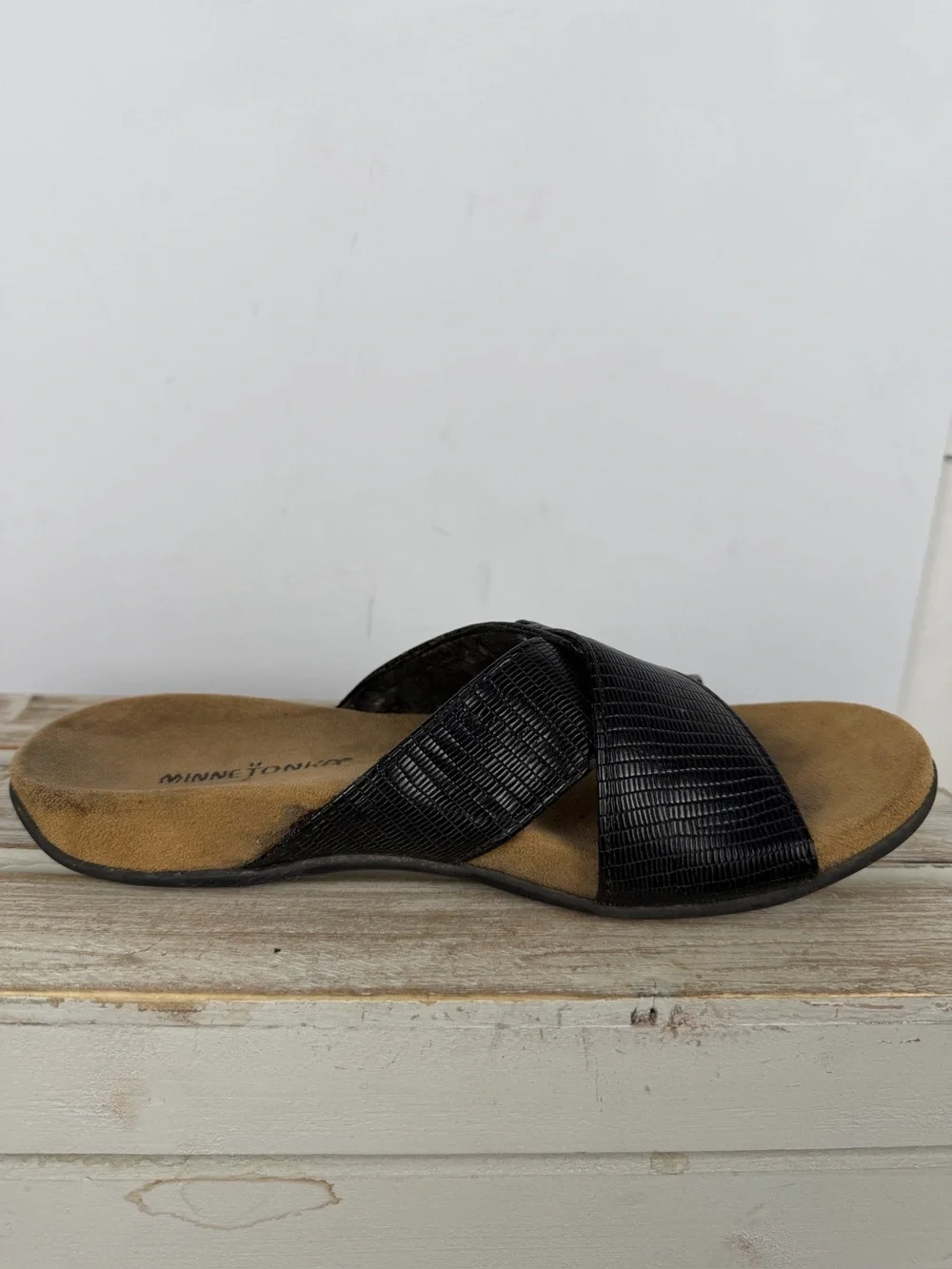 Minnetonka black slide sandals textured lizard-embossed crossover strap Sz 8